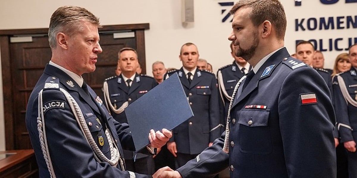 Inspektor Norbert Kurenda (z prawej) odbiera nominację na zastępcę komendanta wojewódzkiego policji we Wrocławiu