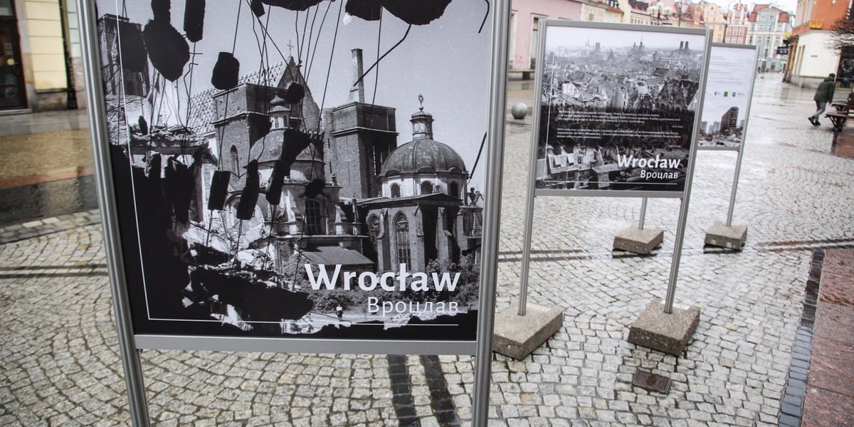 Na zdjęciu: Wystawa fotograficzna poświęcona zniszczonym miastom europejskim