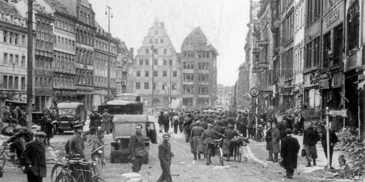 Północna strona rynku, tzw Targ Łakoci, krótko po kapitulacji Festung Breslau