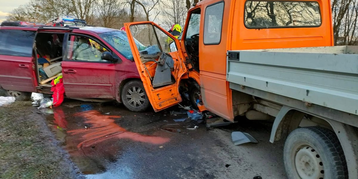 Wypadek między Nadolicami a Chrząstawą z udziałem dwóch aut
