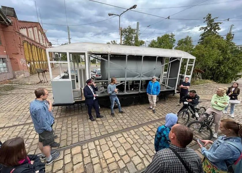 Na zdjęciu widać zabytkowy wagon, który po wyremontowaniu jeździć będzie po wrocławskich torowiskach, nawadniając zielone miejsca w międzytorzu