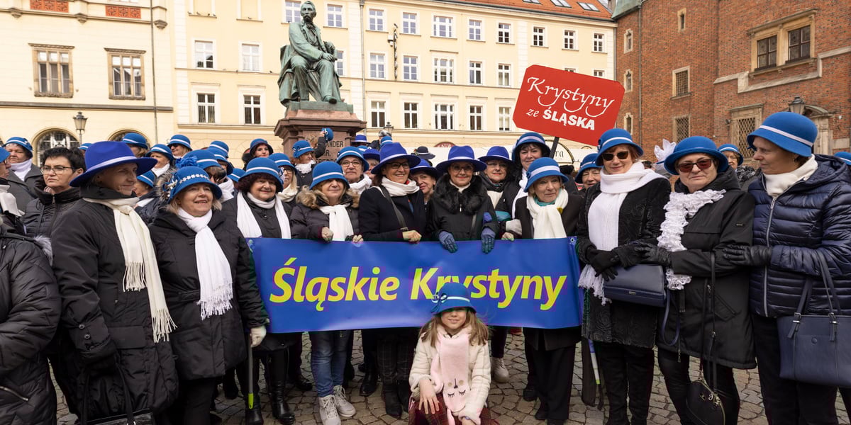 Na zdjęciu uczestniczki Ogólnopolskiego Zlotu Krystyn pod pomnikiem Fredry we wrocławskim Rynku