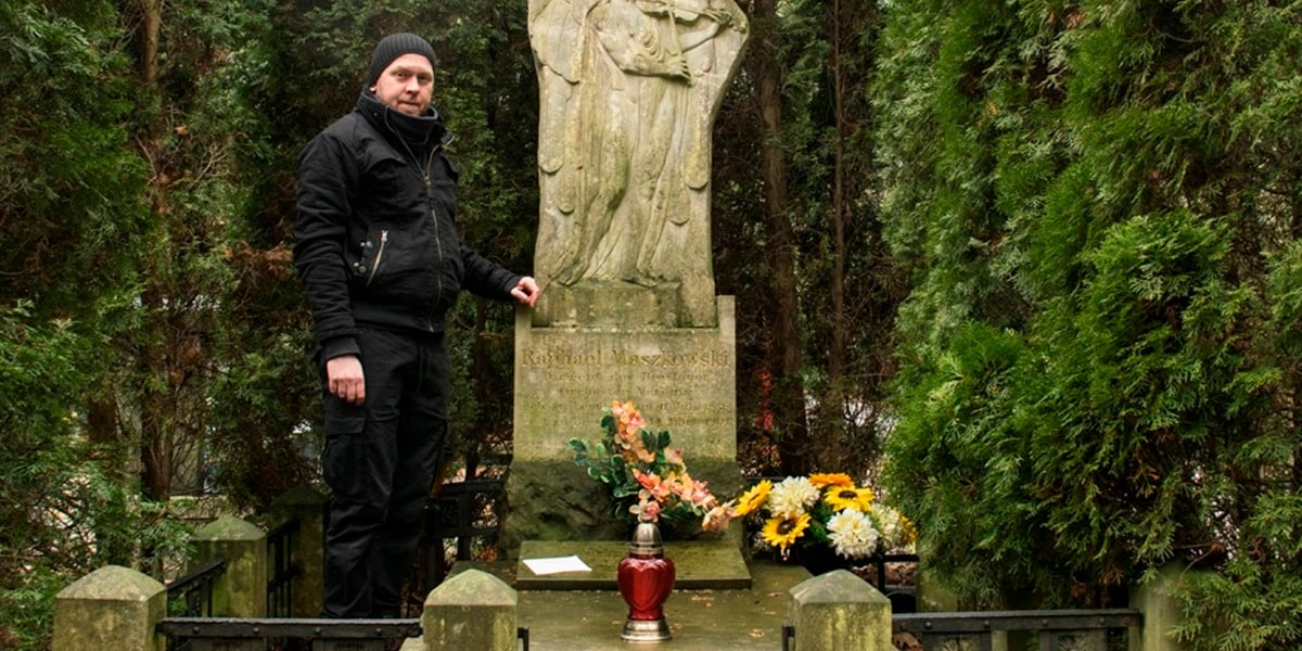 Na zdjęciu Alan Weiss przy nagrobku Raphaela Maszkowskiego