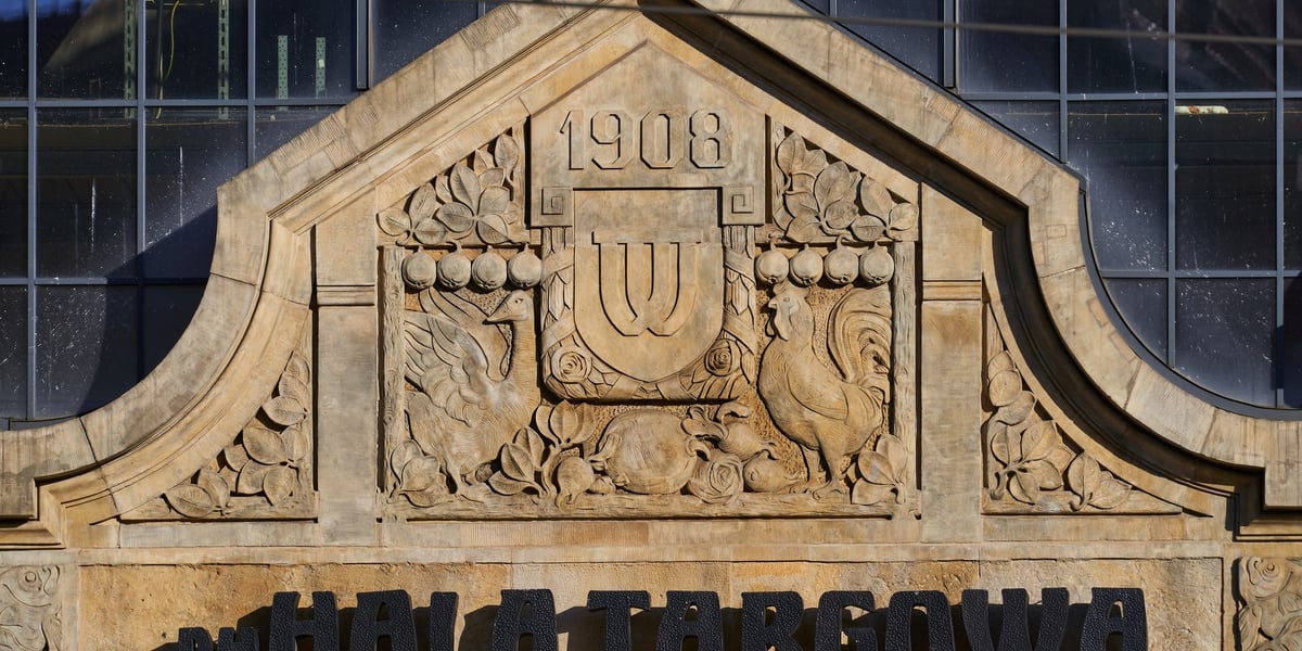 Hala Targowa we Wrocławiu. Zbliżenie na portal z datą 1908 oraz szyld "DH Hala Targowa"