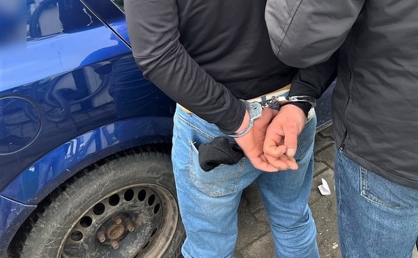 Na zdjęciu widać skute kajdankami ręce zatrzymanego mężczyzny