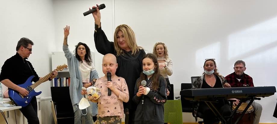 Na zdjęciu widać dzieci i osoby dorosłe w Klinice Onkologii i Hematologii Dziecięcej we Wrocławiu