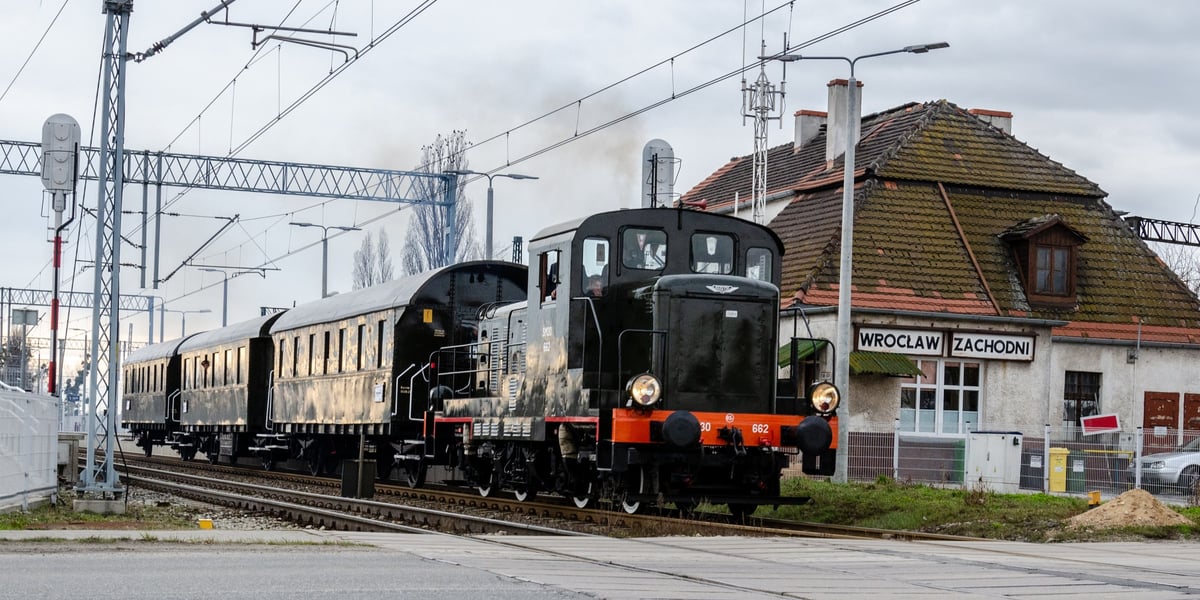 Na zdjęciu zabytkowy pociąg na stacji Wrocław Zachodni, 12.03.2023