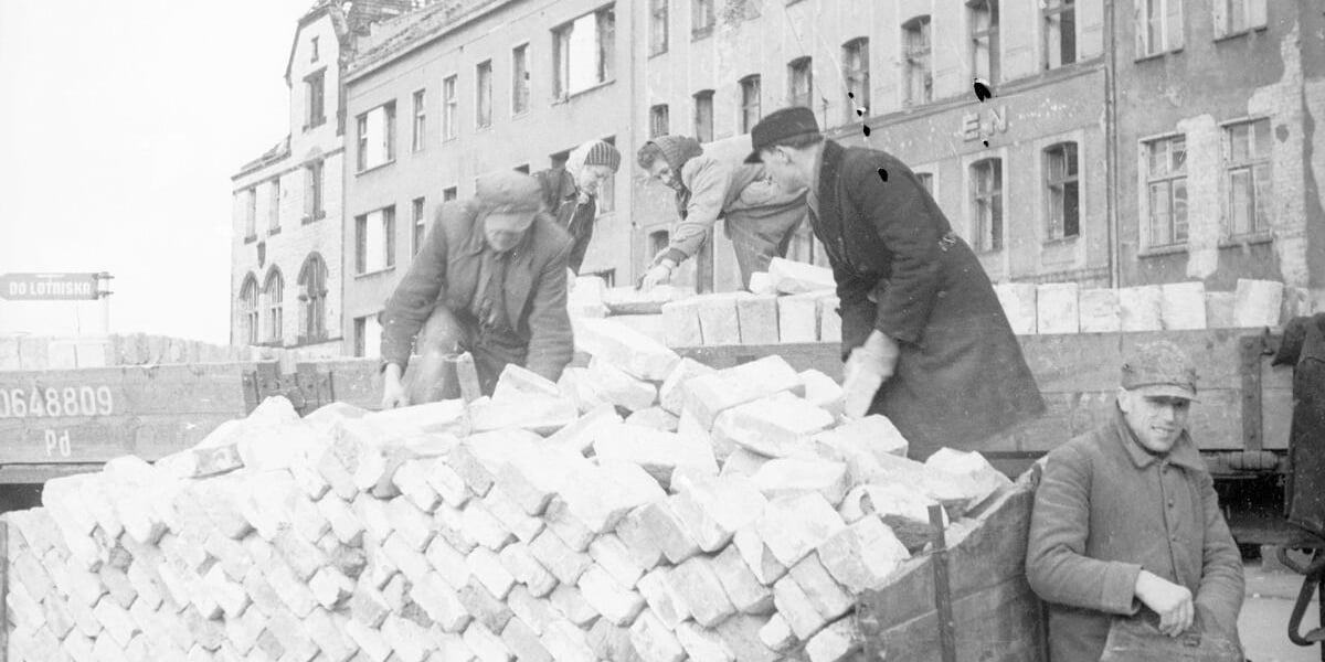 Wrocław, lata 1948-1949. Na zdjęciu robotnicy ładujący cegły rozbiórkowe.
