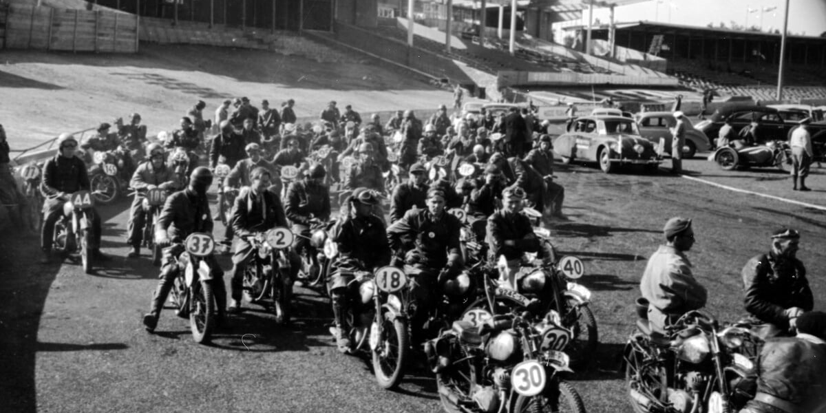 Na czarno-białym zdjęciu zawody motocyklowe na Stadionie Olimpijskim, lata 1948-1953. 