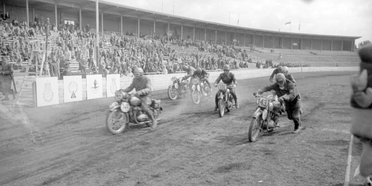 Na czarno-białym zdjęciu zawody motocyklowe na Stadionie Olimpijskim, lata 1948-1953. 
