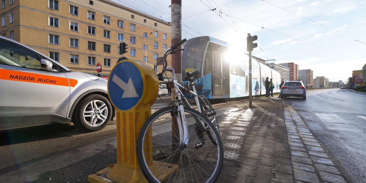 Rowerzysta został potrącony przez tramwaj na pl. Legionów
