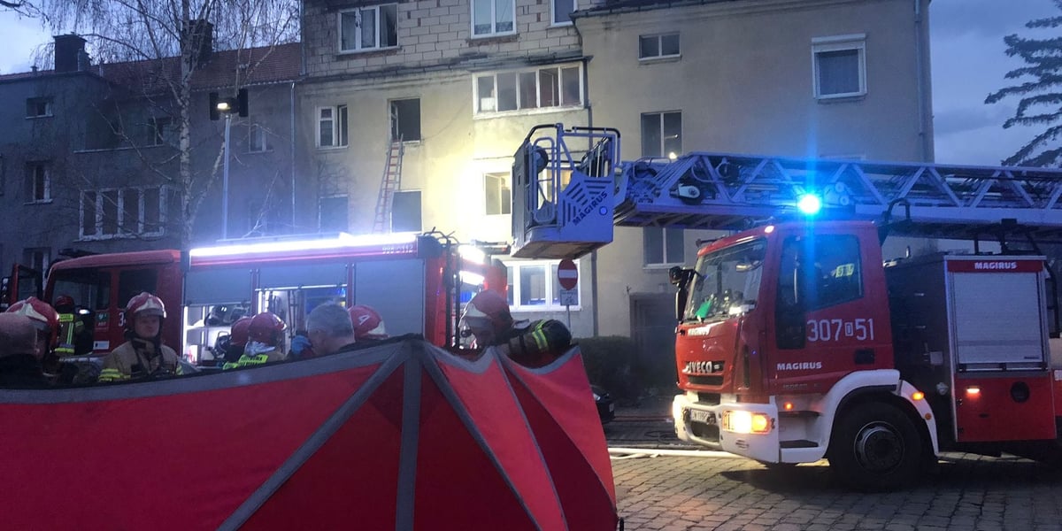 Na zdjęciu akcja ratunkowo-gaśnicza w budynku na Pilczycach