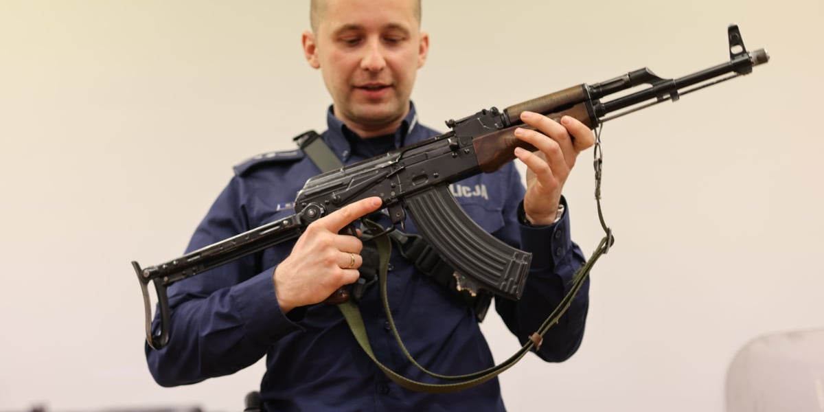 Na zdjęciu kobiety i mężczyźni zainteresowani pracą w policji we Wrocławiu, podczas Dni Otwartych w KMP przy ul. Sołtysowickiej 
