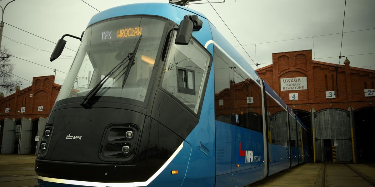 Zmodernizowana Škoda 16T przed swoim pierwszym kursem, w dniu prezentacji, 29 marca 2021 roku, na zajezdni Borek.