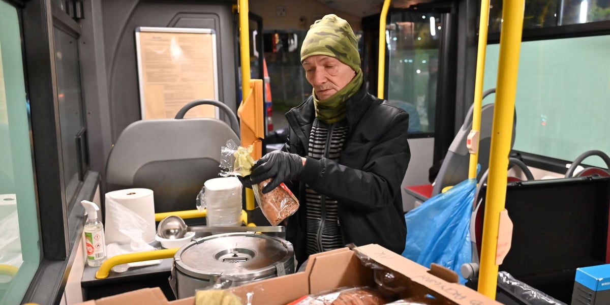 Osoby z fundacji Homo Sacer każdego dnia wydawały pasażerom Streetbusa średnio po 250 posiłków dziennie. Na zdjęciu jeden z wolontariuszy częstuje chlebem do zupy.