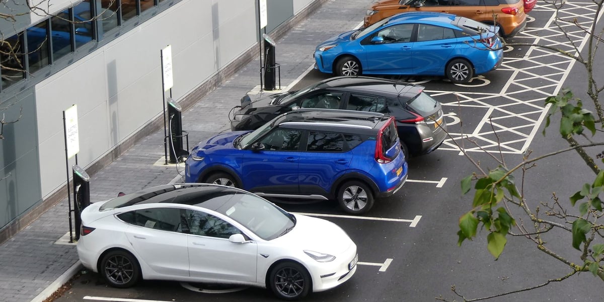Największym wyzwaniem dla kierowców aut elektrycznych, jest ich ładowanie. Na zdjęciu widać parking, na którym ładują się "elektryki".