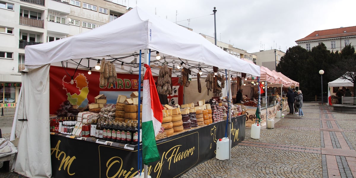 Jarmark włoskich produktów we Wrocławiu. Na zdjęciu widać stragany z produktami, które są rozstawione na placu przy ul. Szewskiej 