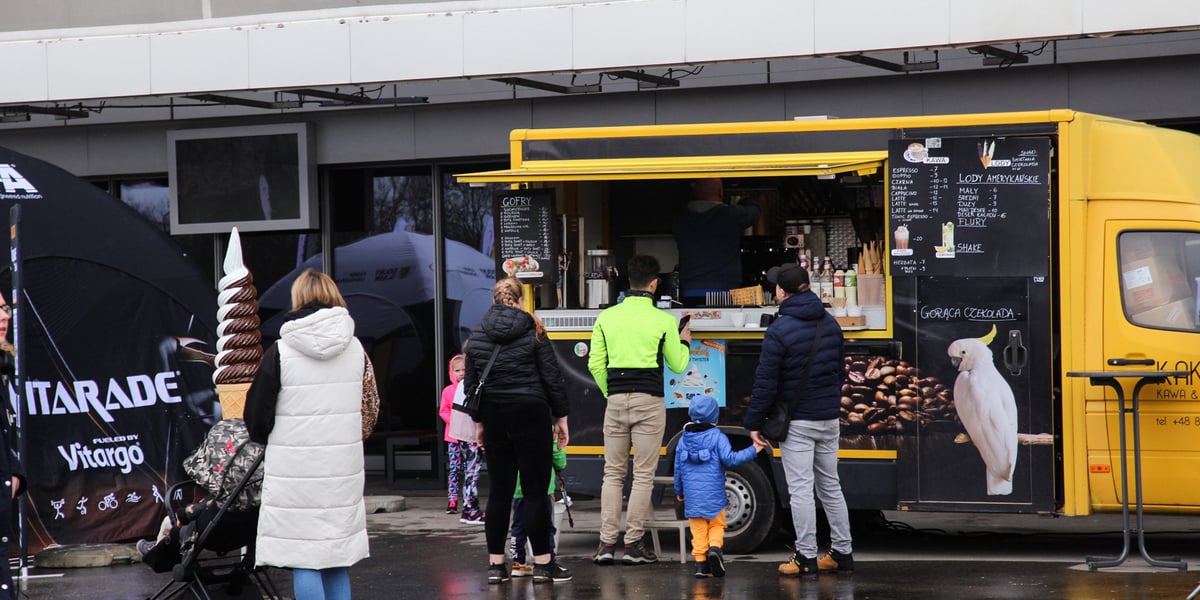 Food trucki na esplanadzie stadionu od strony ul. Królewieckiej we Wrocławiu