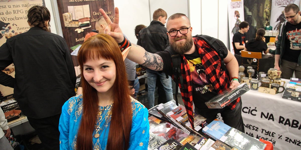 Uczestnicy One More Game, festiwalu gier planszowych w Hali Stulecia (na pierwszym planie kobieta i mężczyzna) 