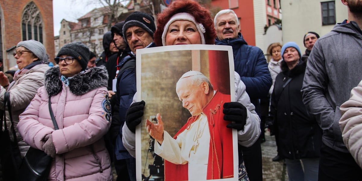 Uczestnicy Marszu pamięci papieża Jana Pawła II z jego zdjęciami 