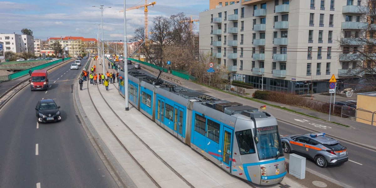 Pierwszy raz w historii przez most Dmowskiego przejechał tramwaj. Próba wypadła pomyślnie. To początek nowej trasy tramwajowej przez Popowice. 