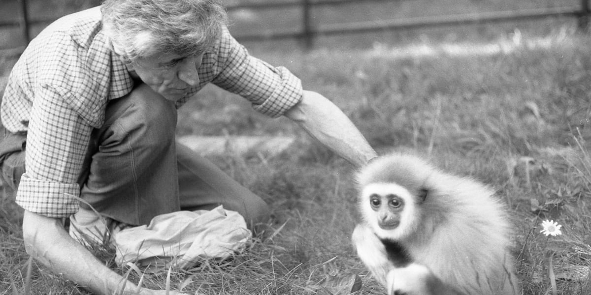 Ryszard Bielawski w zoo z małpką. Zdjęcie archiwalne