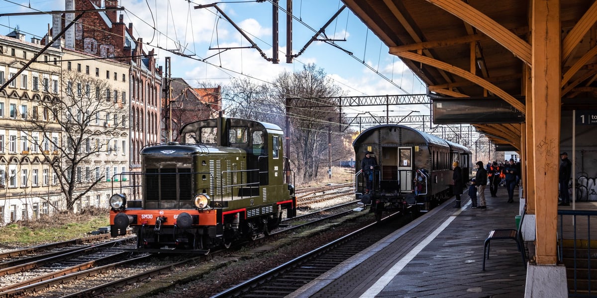 Pociąg retro 2023 wyjedzie na tory Wrocławia w maju. Na zdjęciu widać pociąg na stacji