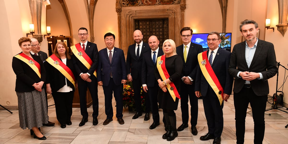 Prezydent Wrocławia Jacek Sutryk i burmistrz miasta Cheongju – Lee Beom Seong wspólnie z radnymi oraz gośćmi z Korei Południowej