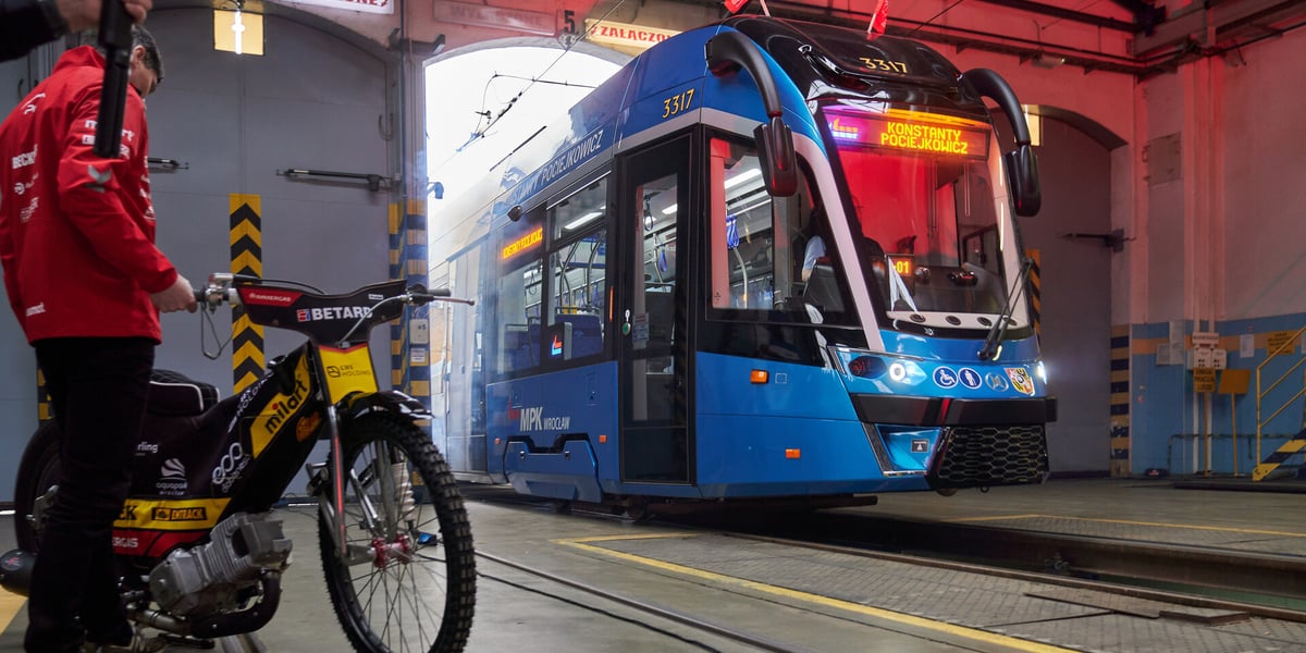 Prezentacji tramwaju im. Konstantego Pociejkowicza towarzyszył ryk motocyklowego silnika. 