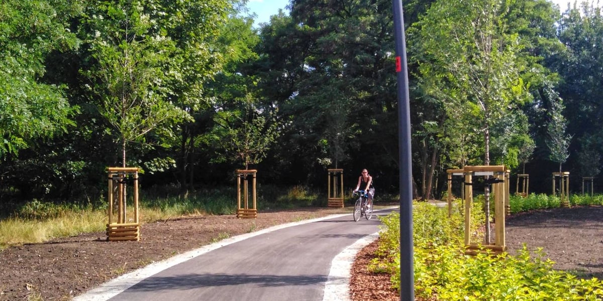 Rowerzystka na gotowym odcinku Promenady Krzyckiej.