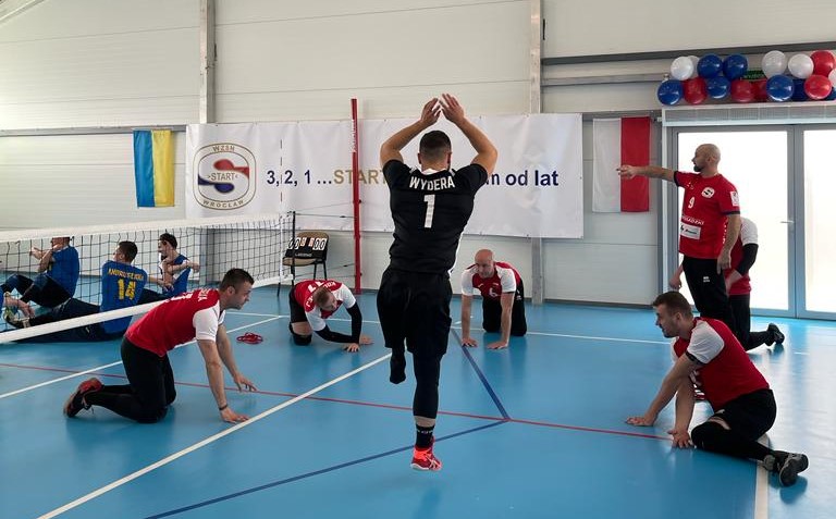 Specjalnie zaadaptowana hala sportowa. Trenują osoby z niepełnosprawnościami. 