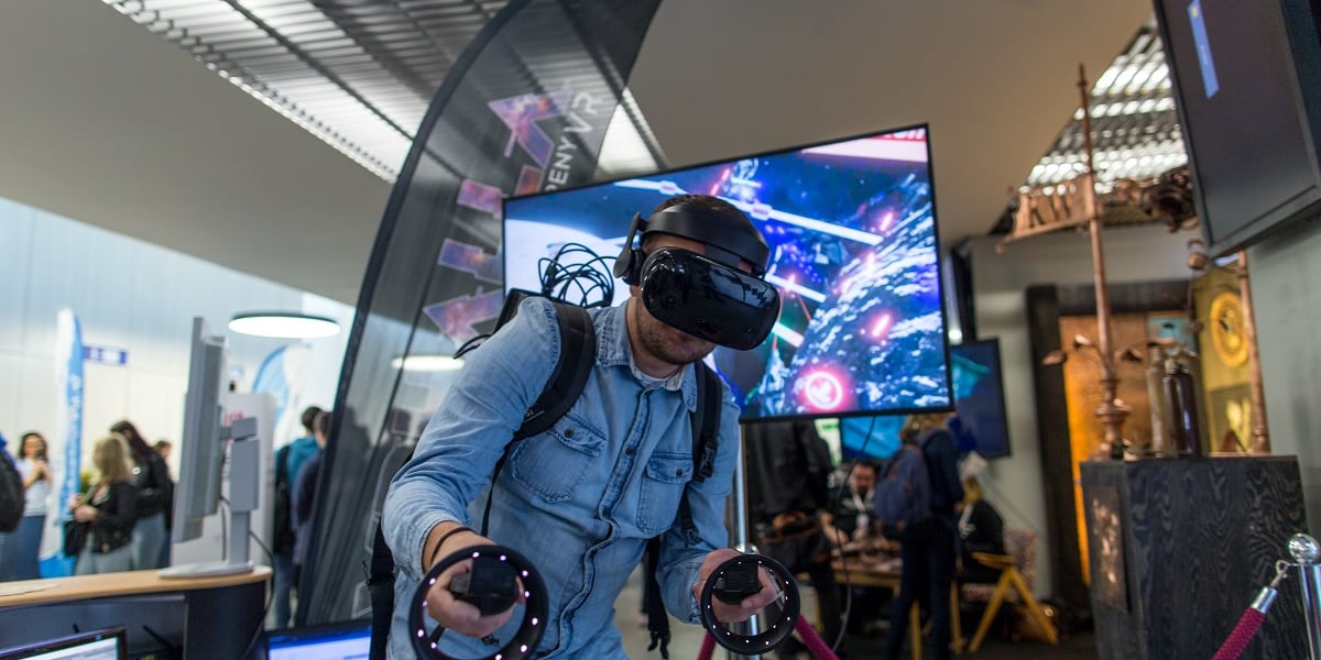 Mężczyzna w goglach vr, zdjęcie ilustracyjne