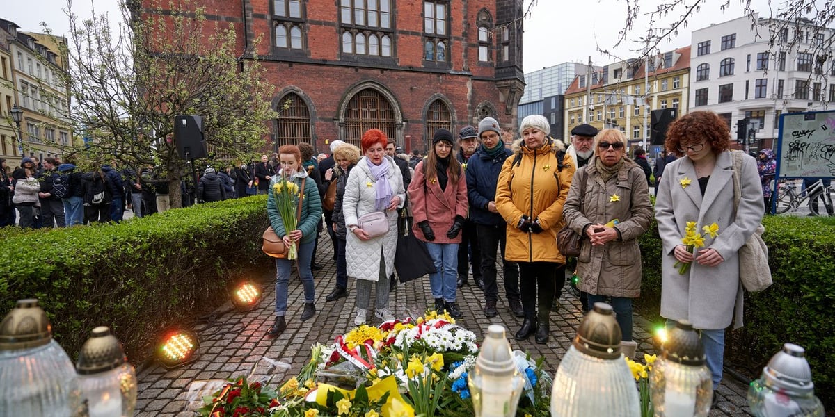 Uroczystość pod pomnikiem Bohaterów Getta we Wrocławiu w 80. rocznicę wybuchu powstania w getcie warszawskim
