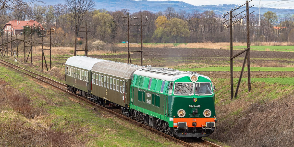Pociąg retro 2023, który wyruszył z Wrocławia na Dolny Śląsk