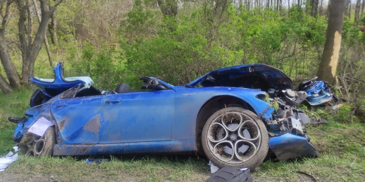 Samochód marki Alfa Romeo biorący udział w wypadku na DK35