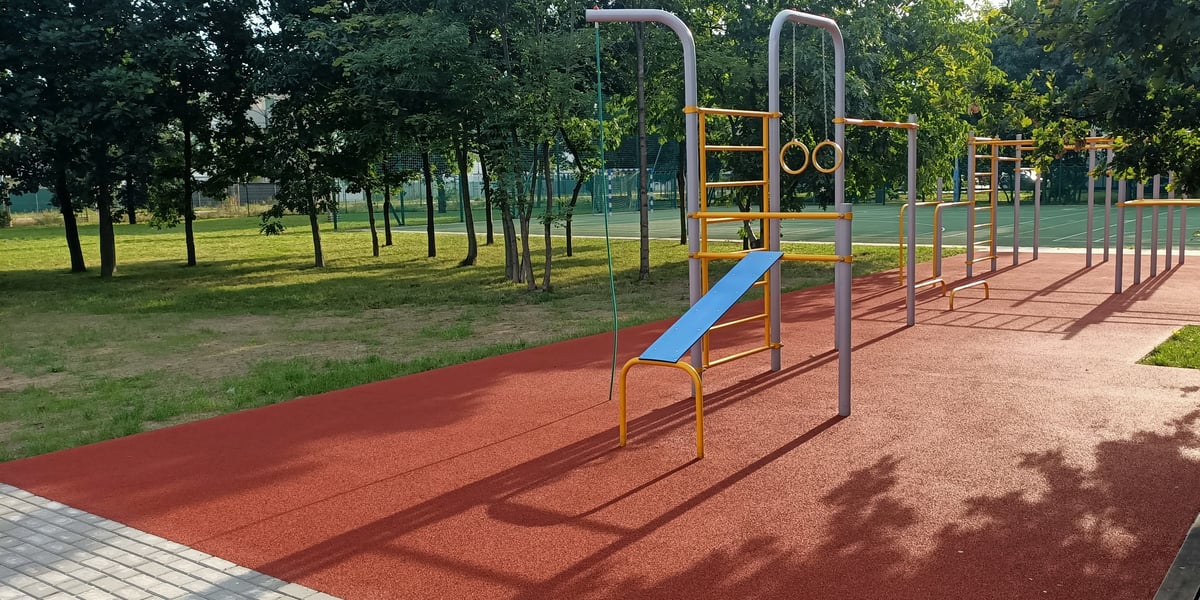 Wykonanie bezpiecznej nawierzchni syntetycznej przy zestawie urządzeń sprawnościowych do kalisteniki