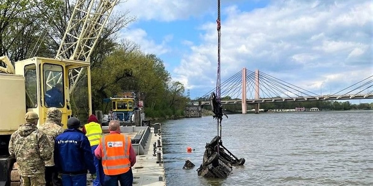 Wydobycie wraku samochodu we Wrocławiu
