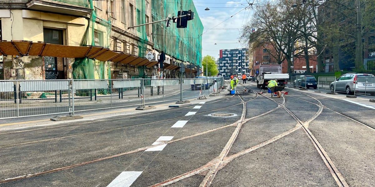 Tramwaj linii 70 znów będzie jeździł przez ul. Małachowskiego i Pułaskiego. Na zdjęciu ostatnie prace remontowe. 