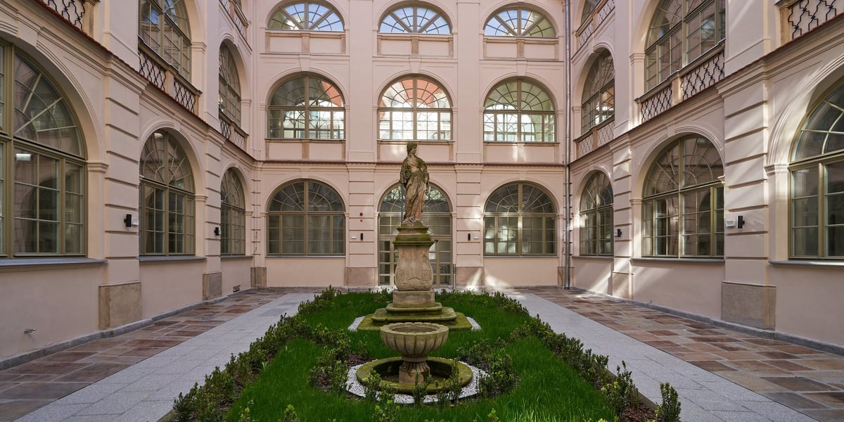 Rzeźba kobiety na dziedzińcu odrestaurowanego budynku barokowego Uniwersytetu Wrocławskiego (ul. Kuźnicza 35)