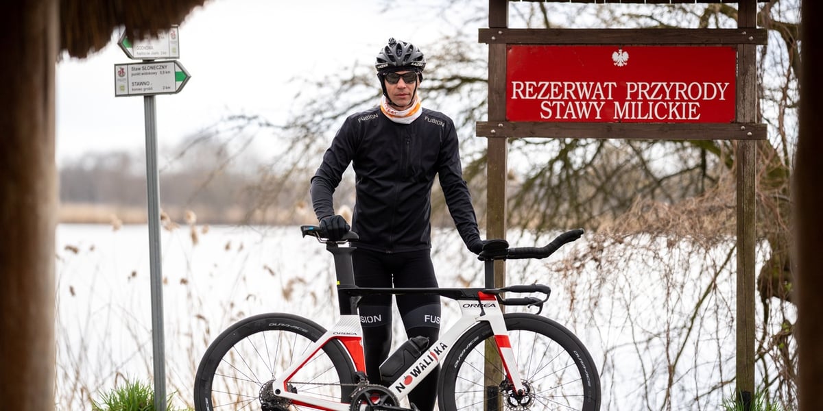 Adrian Kostera, triathlonowiec na trasie rowerowej wokół Milicza
