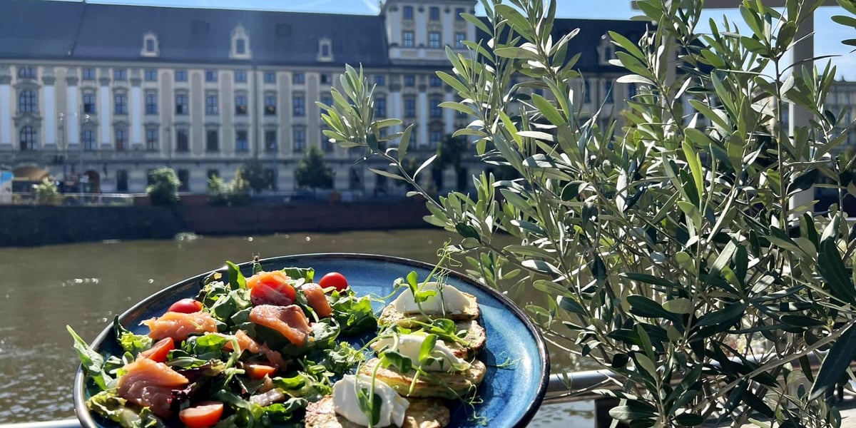 Danie z restauracji Przystań & Marina, w tle widok na Odrę i Uniwersytet Wrocławski