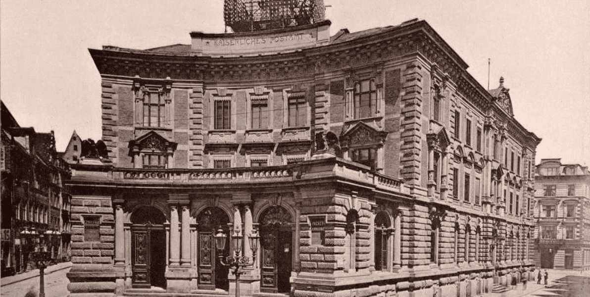 Nieistniejący gmach Poczty Głównej przy ulicy Wita Stwosza. Rozebrany na cegły w 1953 lub 1954 roku.
