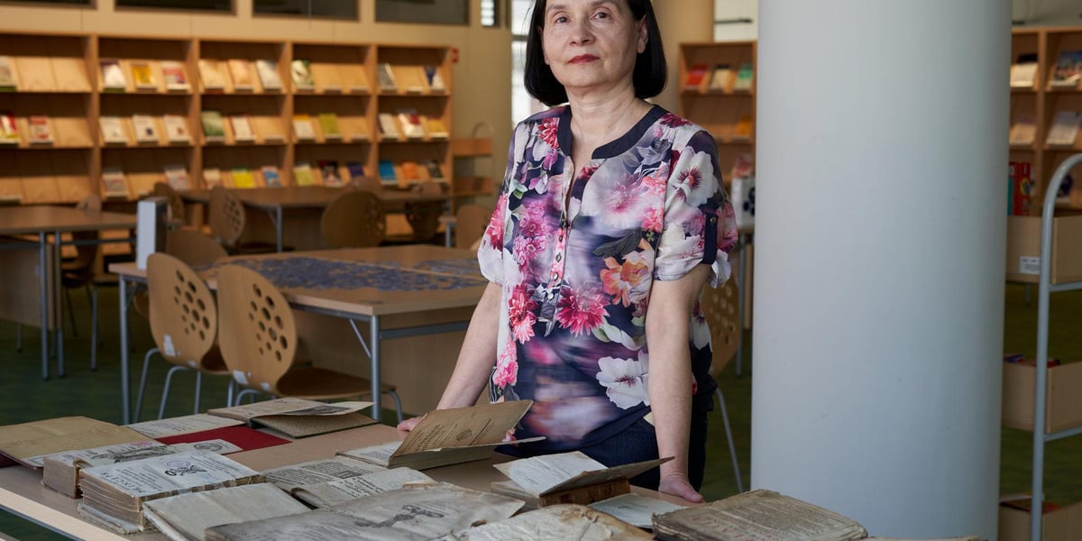 Agnieszka Rogalińska przy stole ze starodrukami