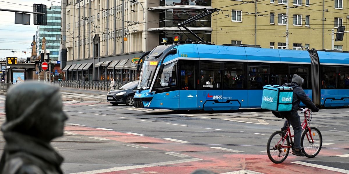 Moderus Gamma 2 wrocławskiego MPK na skrzyżowaniu ulic Piłsudskiego i Świdnickiej. 