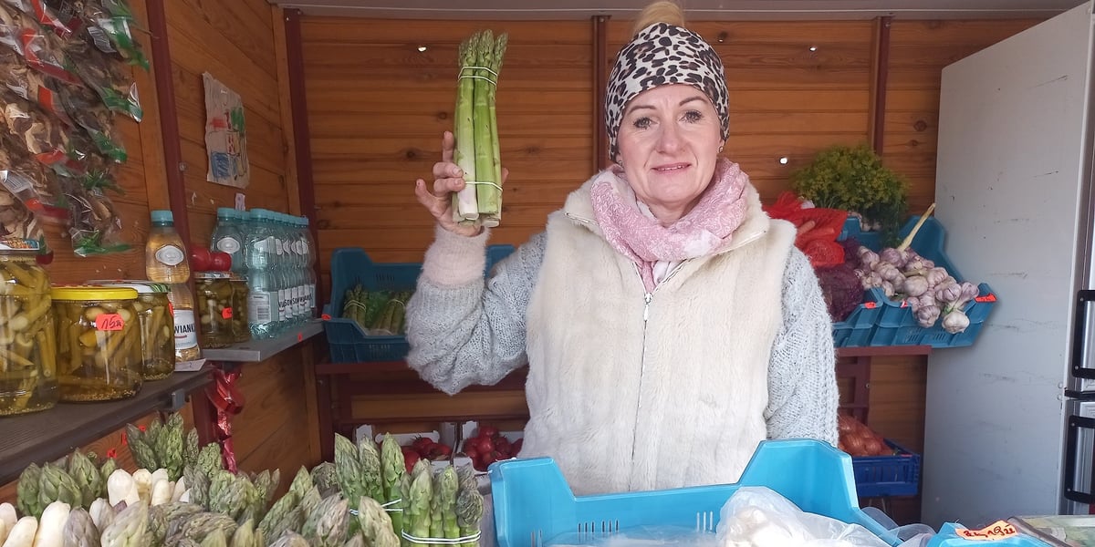 Dorota Stadnik sprzedaje szparagi od lat. Kiosk z warzywami ma przy ulicy Kosmonautów koło Leśnicy.