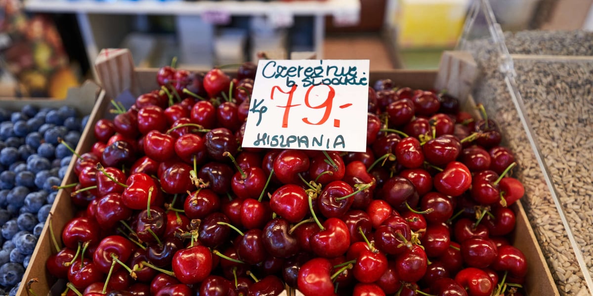 Cena czereśni wczesną wiosną robi wrażenie.