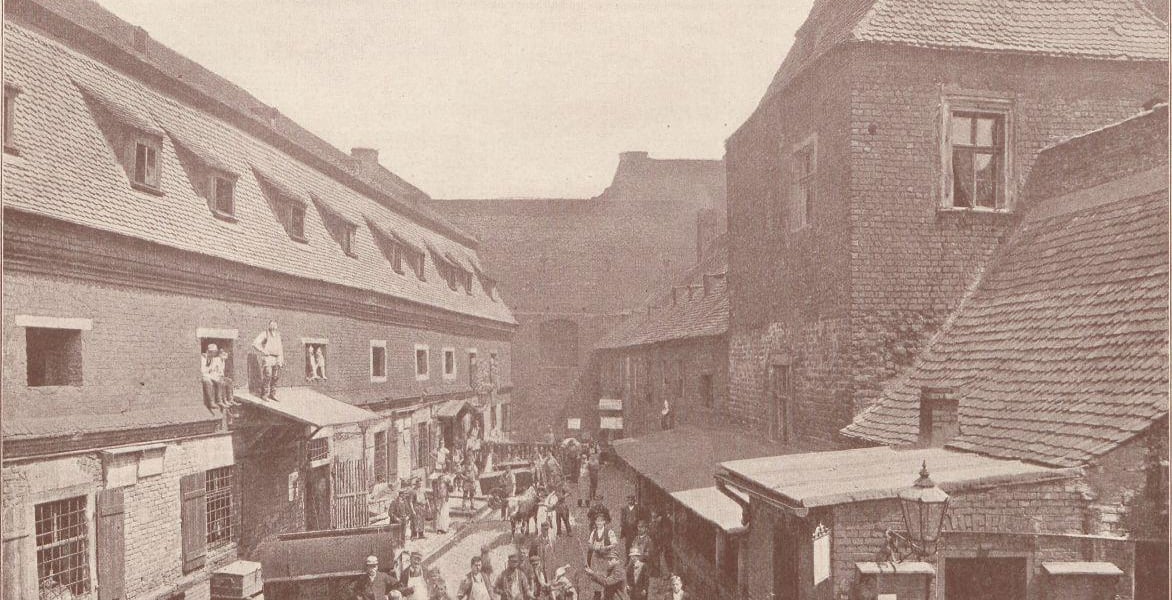 Budynek Starej Rzeźni u wylotu ulicy Rzeźniczej, podwórze.