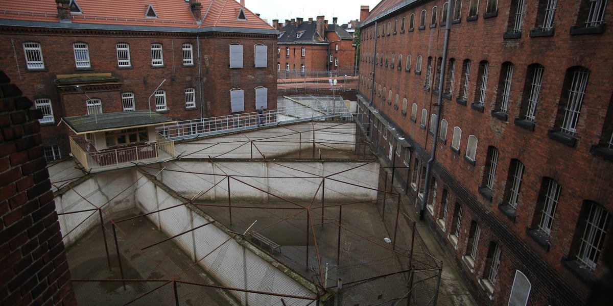 Zdjęcie dziedzińca Zakładu Karnego nr 1 przy ul. Kleczkowskiej we Wrocławiu