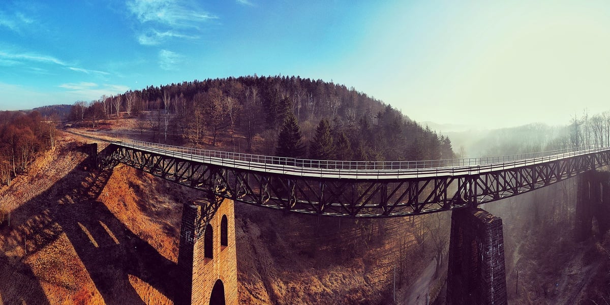 Panorama mostu nad Woliborką w Nowej Rudzie