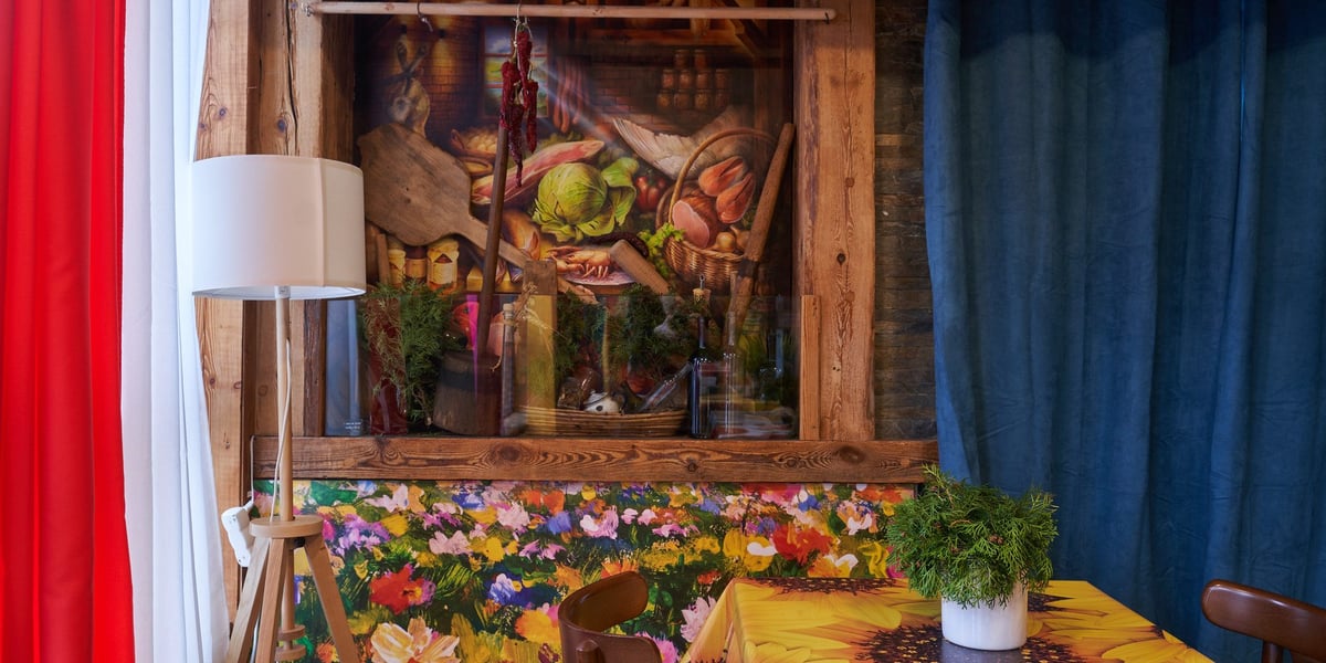 Kolorowe wnętrze restauracji Margaret z ceratą w słoneczniki na stole
